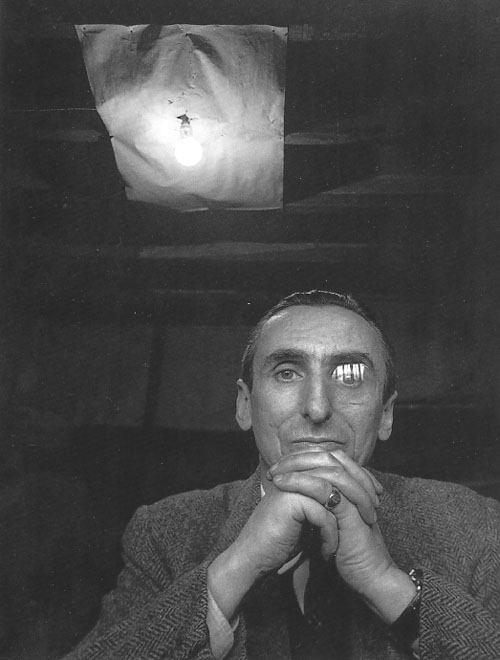 El crítico de arte francés Michel Tapié (1909 - 1987)